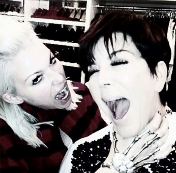Kris Jenner, mae Kim Kardashian Kris Jenner, mae Kim Kardashian